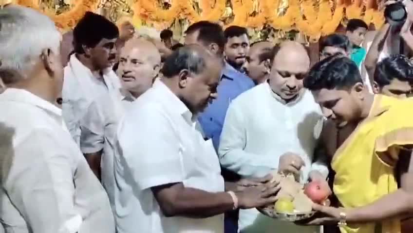 ಪಾಂಡವಪುರ: ಮಲ್ಲೇನಹಳ್ಳಿ ಶ್ರೀ ಲಕ್ಷ್ಮಿ ದೇವಿ ದೇವಸ್ಥಾನಕ್ಕೆ ಕೇಂದ್ರ ಸಚಿವ ಕುಮಾರಸ್ವಾಮಿ ಭೇಟಿ, ವಿಶೇಷ ಪೂಜೆ