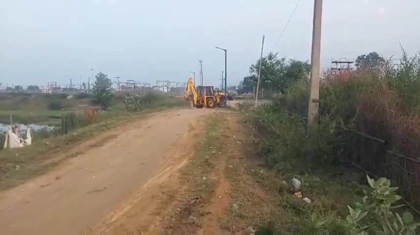 सोनडीहा: छठ पूजा समिति के द्वारा छठ घाट को  साफ सफाई करवाई गई कमेटी के सदस्यों  विद्यासागर,केदार  और अन्य सदस्य 🚩🚩