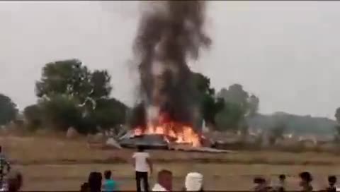 आगरा में सेना  का एक प्लेन क्रैश पायलट और उसके अन्य साथी सुरक्षित.
#agra
#pilot
#plane #mig29