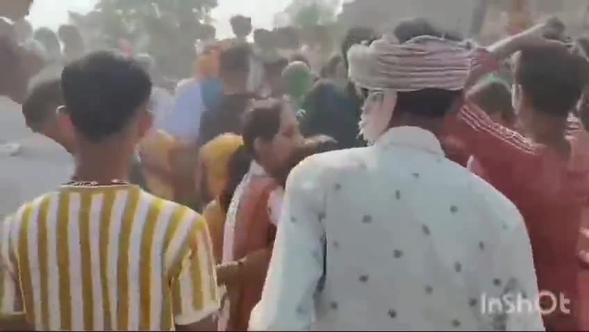 आदापुर: रामगढ़वा दुर्घटना में मंगलवार को मृत पकही की दोनों युवतियों का शव बुधवार को निकलने पर गांव में पसरा मातमी सन्नाटा