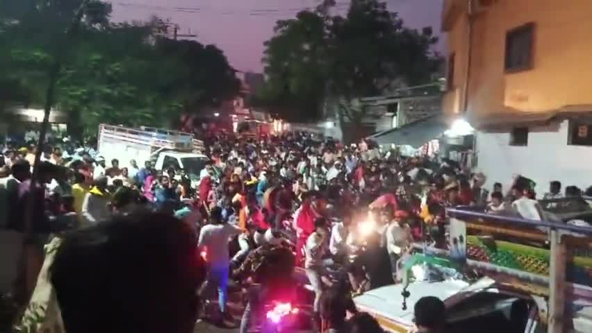 खालवा हाट बाजार में आवागमन करने में वाहन चालक को मुश्किलों का सामना करना पड़ा खालवा के युवा साथियों ने वाहन निकला ने की
