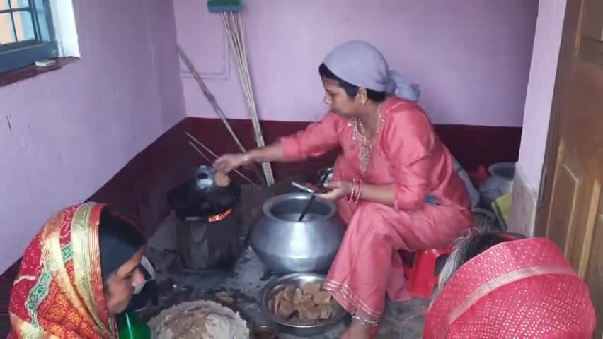 गोराडीह: गोराडीह प्रखंड के गांवों में छठ पूजा के लिए महिलाएं बना रही हैं ठेकुआ और चावल के लड्डू