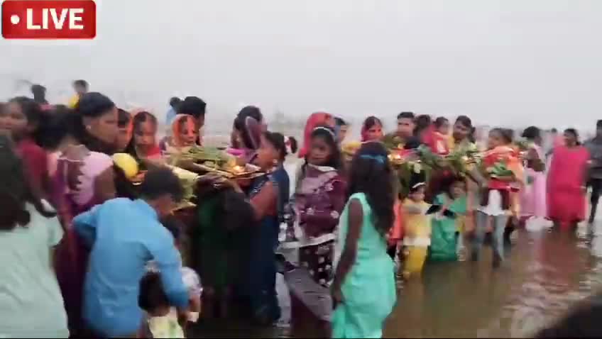 ग्राम करमा के वार्ड नंबर 11 के छठ घाट सभी दयालों सूर्य उगते हुए नमन किये