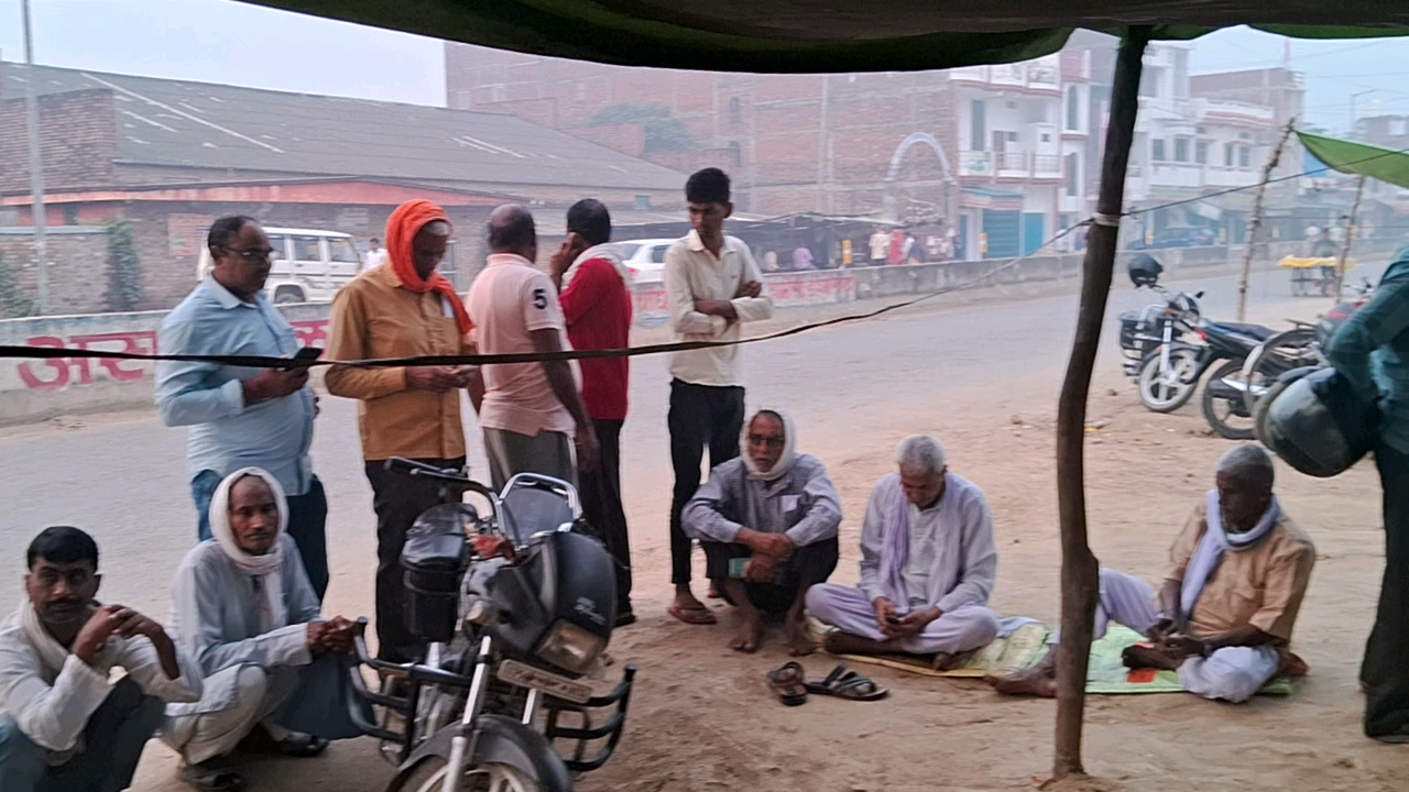 राजकीय कृषि बीज भण्डार नगरा बलिया
4 बजे सुबह से बीज के लिए