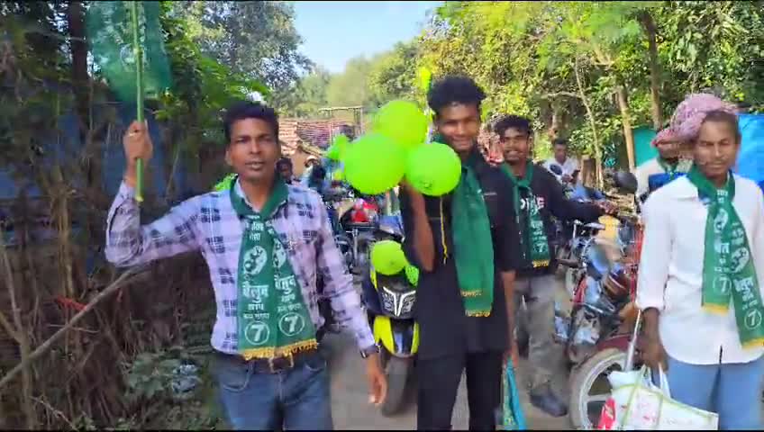 मधु कोड़ा का भतीजा प्रभु शाही कोड़ा मंगलसिँह बोबोंगा के लिए निकाली रैली।