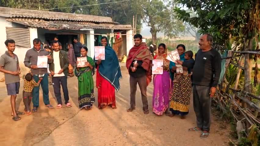 Duriya पंचायत में बीजेपी नेता अरूण उरांव के लिये वोट मांगते हुए