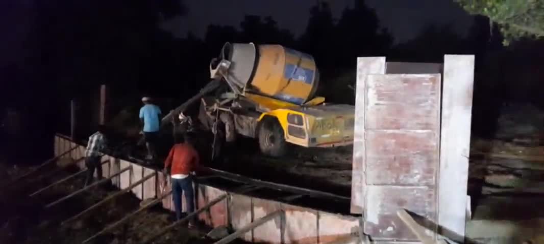 रोड कंस्ट्रक्शन डिविजन का अनोखा काम, रात में होता है नाली का कंक्रीट कास्टिंग।