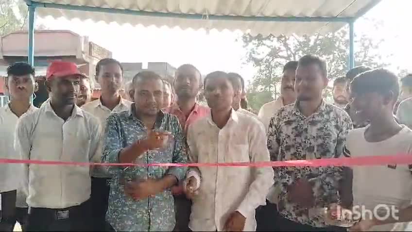 मनिका के पचफेड़ी चौक में ग्राम प्रधान एवं समाजसेवी ने फैमिली रेस्टोरेंट का फीता काटकर किया शुभारंभ