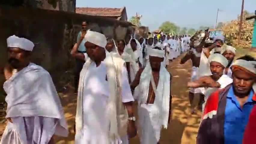 गुदड़ी: लोढाई में बिरसाईत समुदाय ने पारंपरिक ढंग से मनाई भगवान बिरसा मुंडा की जयंती