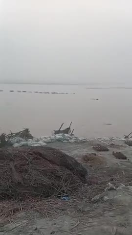 gandak nadi
Nadi kaise paar kar rahi hai bhaiy itna kasht nahin karna padta Mera Sarkar se nivedan hai yahan per kuchh