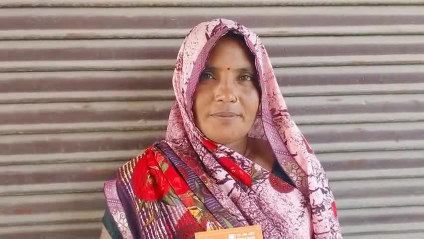 #शिवगढ ।बैंक ऑफ बडौदा शाखा बेडारु में महिला गीता के खाते से निकले 25000 सपये शनिवार को मिले खबर का असर सुने जुबानी