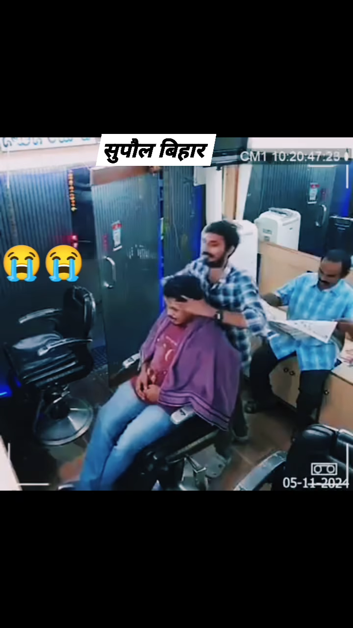 जब #नाई मालिश कर रहा हो - तो कृपया उसे झटके से #गर्दन घुमाने की अनुमति न दें - देखिए अभी यहां क्या हुआ #CCTVCamera