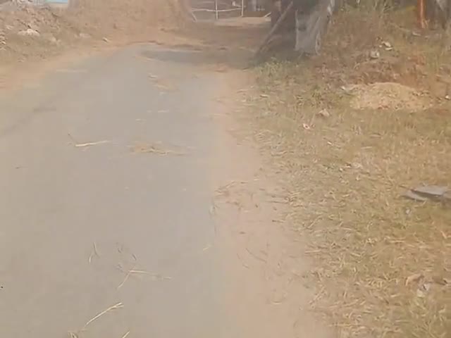 हमारे कन‌ई भालूगढ़ जाने वाले मार्ग पे बीच रोड पे थ्रेसर दामाई चालू है जो कि अवैध है और आने जाने वालों के लिए परेशानी