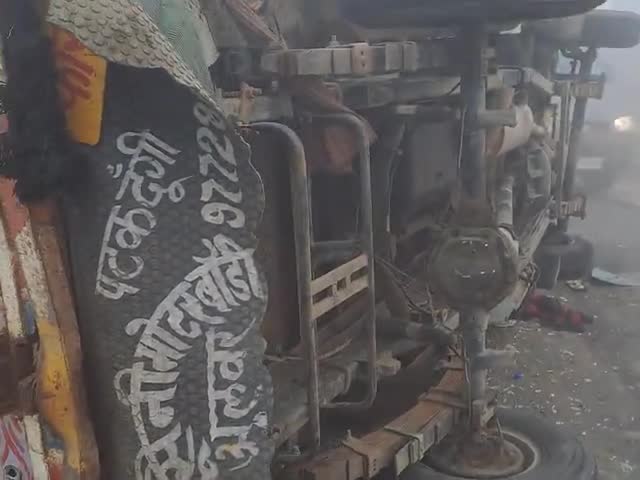 sasni se iglash road accident ho gya#sasni #iglash mukand kheda se sasni par hua accident  on spot khatam ho Gayi max