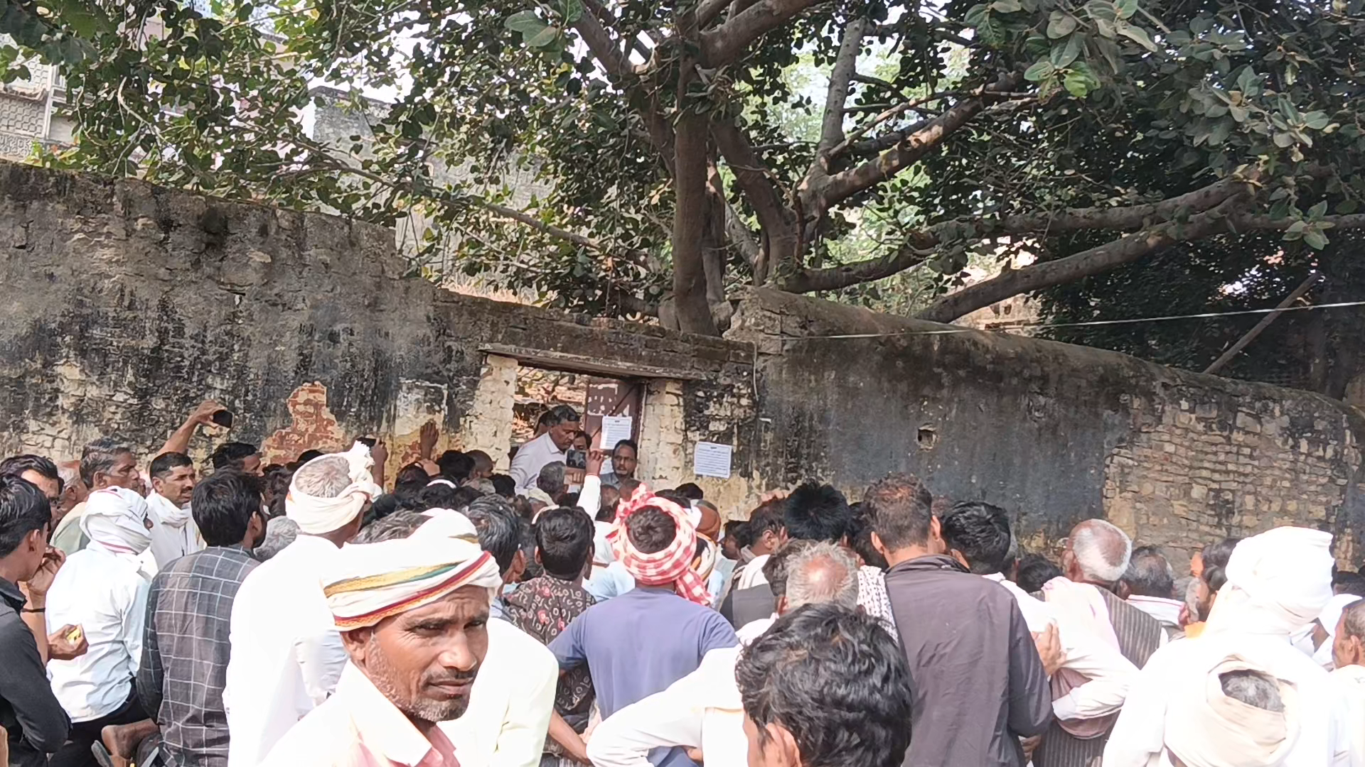 जौरा तहसील के किसानों को नहीं मिल रहा है DAP खाद DAP के 1200 कट्टे गायब SDM बोल रहे है शनिवार तक मिलेगा किसानों को #DAP