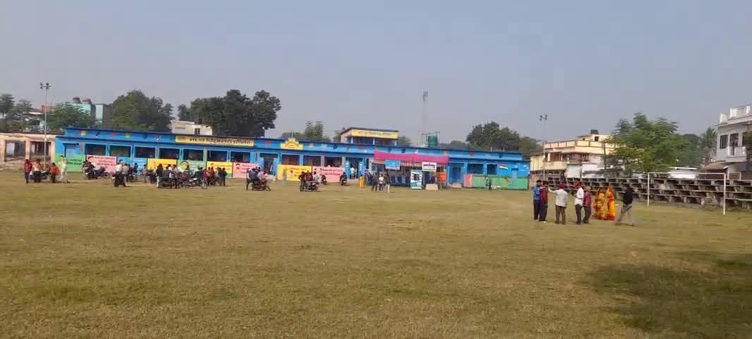 चुनाव आचार संहिता का पूर्णतः पालन नहीं, बूथ के करीब खड़े पब्लिक वाहन।