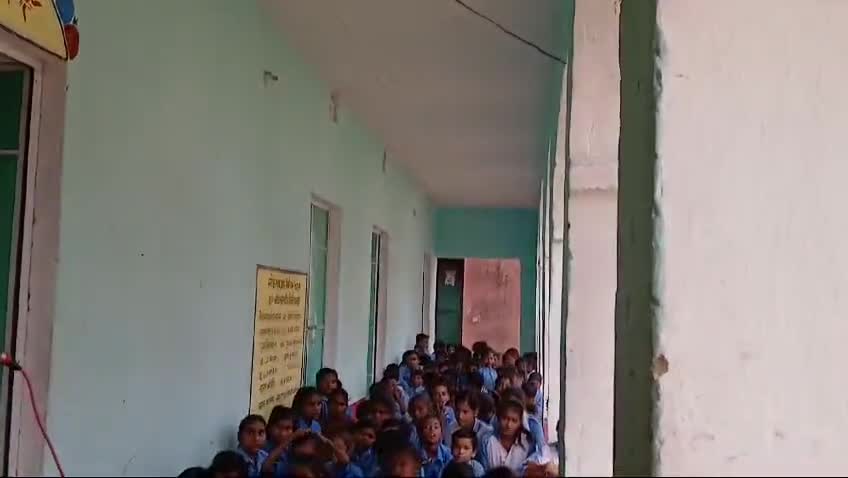 चांदन प्रखंड के कोरिया गांव के कोरिया  मिडिल स्कूल में बच्चों ने शराब को लेकर कार्यक्रम प्रस्तुत किया