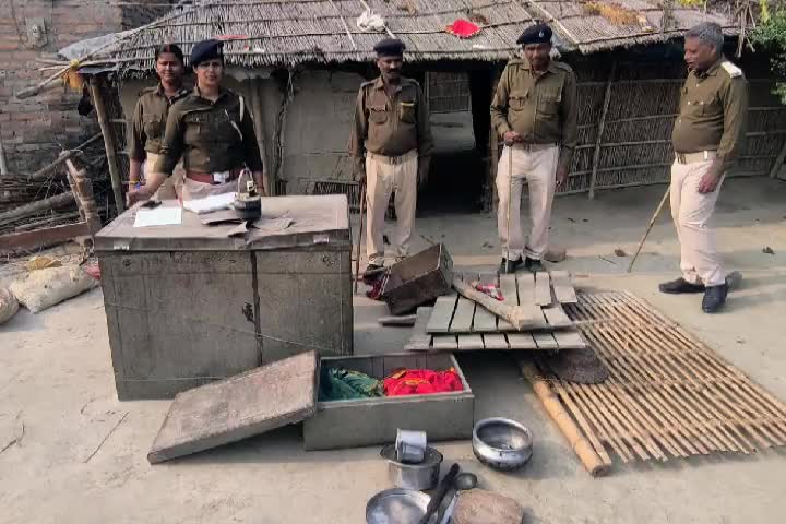 नौतनथाना क्षेत्र के खड्डा के पुरन्दरपुर गांव में पाक्सों एक्ट के फरार अभियुक्त राजकुमार चौधरी के घर पुलिस ने किया कुर्की