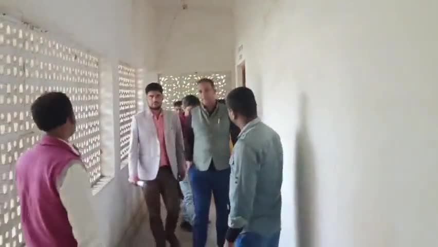 फेनहारा: फेनहारा प्रखंड में पैक्स चुनाव को लेकर एसडीओ अविनाश कुमार ने मतदान केंद्रों का किया निरीक्षण, दिए आवश्यक दिशा-निर्देश