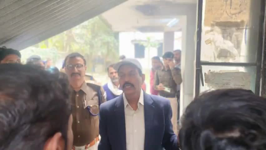 भितहा: जिलाधिकारी दिनेश कुमार राय ने भितहां के पीएचसी का किया औचक निरीक्षण