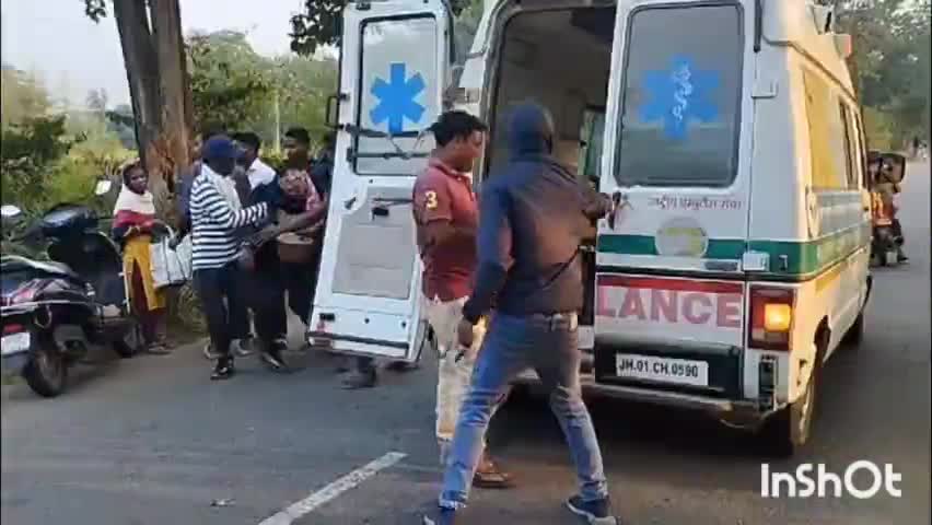 आनंदपुर: वनशक्ति गांव के पास हुई सड़क दुर्घटना में दो युवक गंभीर रूप से घायल, राउरकेला रेफर