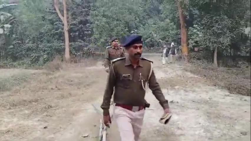 तेतरिया: राजेपुर थाना अध्यक्ष मुकेश कुमार के नेतृत्व में मंगलवार को पैक्स मतदान से पूर्व बूथों का निरीक्षण किया गया