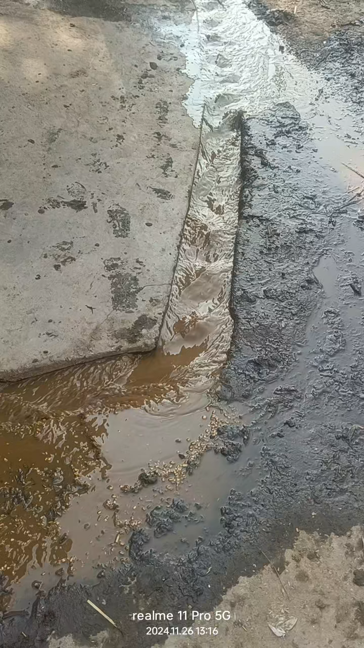 Sabhi bhaiyo se anurodh hai ki 
ye hamare ghar me gobar bhar jata h aur ye dayri wale gobar baha rahe hai in dary walo