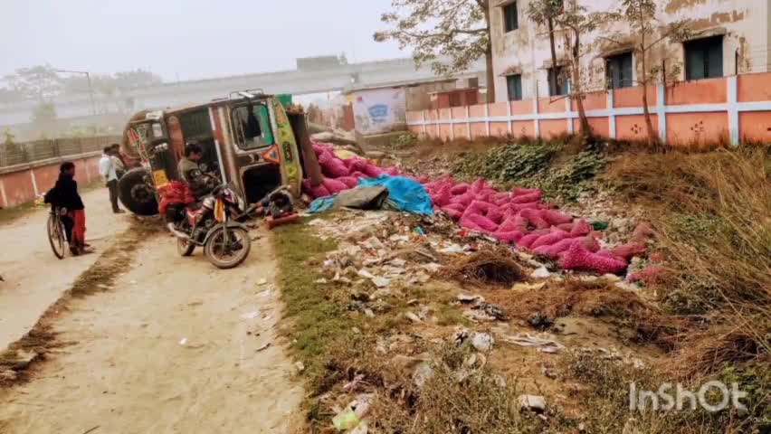 पीपराकोठी: पीपराकोठी चौक पर प्याज लदा ट्रक अनियंत्रित होकर पलटा, चालक घायल