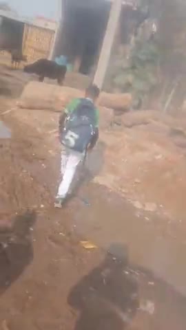 वेबर ब्लॉक के अंतर्गत नगला कंज में मुख्य मार्ग में नाला ना होंने पर जल भराव पानी में घुस कर स्कूल जाते बच्चे ब ग्रामीण