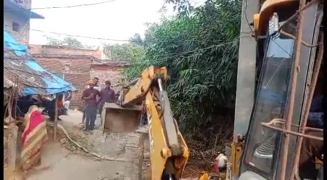 मुहम्मदाबाद: अवैध निर्माण पर चला बुलडोजर
