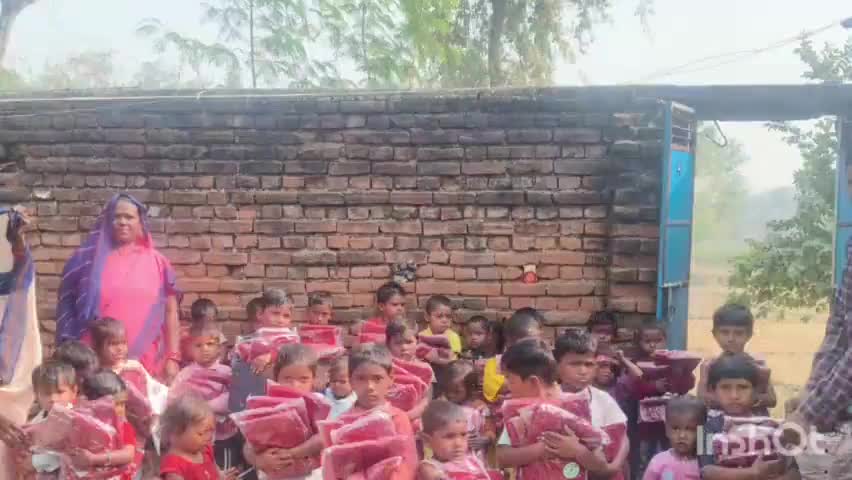 परसिया आंगनबाड़ी केंद्र में किया गया बच्चों के बीच स्वेटर वितरण #chatra #Jharkhand @dc-chatra #Hunterganj #Jharkhand