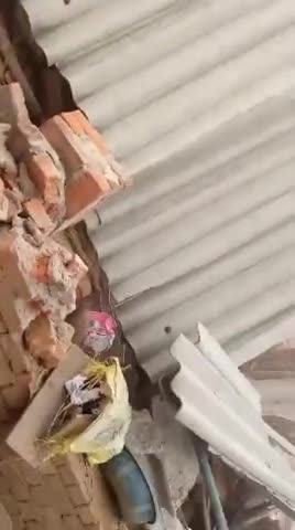 रायगढ़ डीडीडी अवध राम पटेल ग्राम मुरा के सभी अघरिया लोगों द्वारा मिल कर बल पूर्वक एक गरीब के घर को जी सी बी से तोड़ा गय