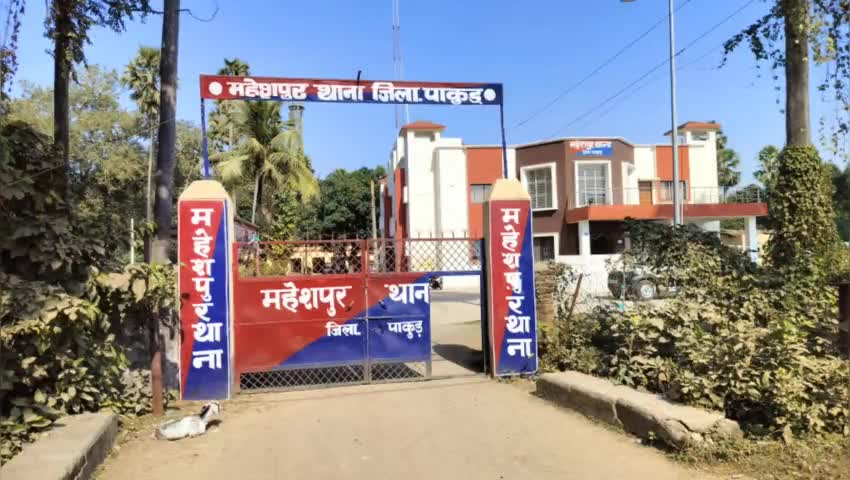 महेशपुर पुलिस ने फरार चल रहे अभियुक्त को किया गिरफ्तार,स्वास्थ्य परीक्षण करा कर भेजा जेल