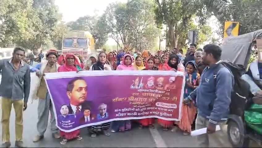 मजदूरों ने भुमि की मांग को लेकर विना पूर्व सूचना तहसील में निकाली रैली।