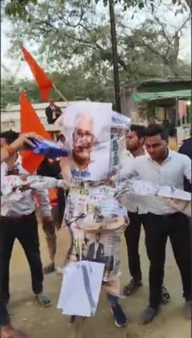 श्री भूपेश बघेल जी के द्वारा विद्यार्थी परिषद के कार्यकर्ताओ को  , लफंगा , बदमाश , गुंडा बोलने आक्रोषित विद्यार्थी, ,
