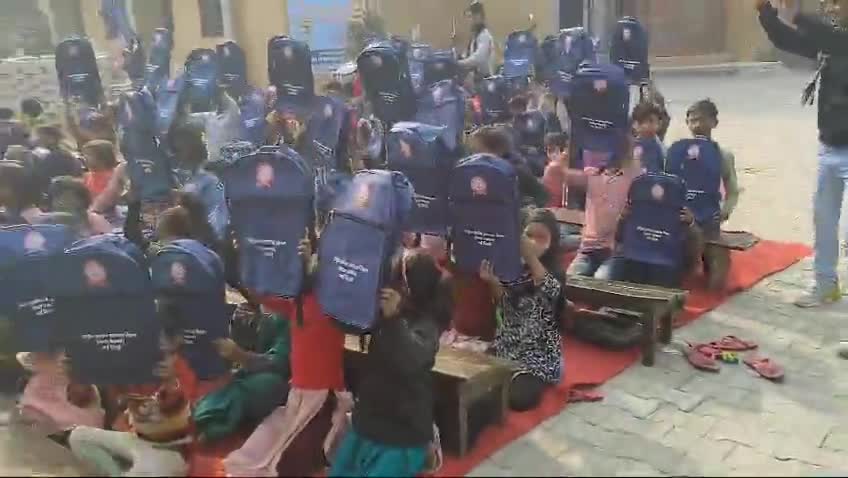 कल राष्ट्रीय साक्षरता मिशन अभियान  के तहत प्राइमरी विद्यालय सकीट में निशुल्क बैग का वितरण किया गया जरूरतमंद बच्चों को मुख्य अतिथि के रूप में रहे #बृजेश #कुमार सिंह पत्रकार प्रदेश उपाध्यक्ष #अपनी #पार्टी #सेकुलर सहयोगी दल भारतीय जनता पार्टी