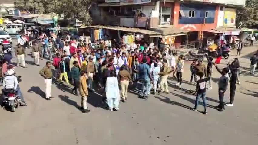 सागर: भीम आर्मी जिला अध्यक्ष धर्मेंद्र अहिरवार सभी कार्यकर्ताओं के साथ गृह मंत्री अमित शाह का पुतला देहांत किया#Jaibhim