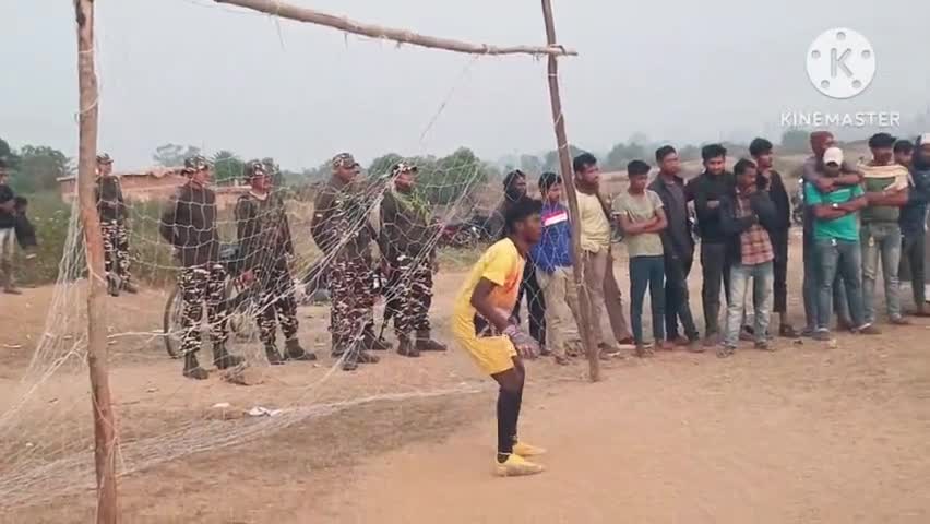 खैरा:सोखो बिरसा मैदान मे फुटबॉल मैच मे महेगरो टीम विजयी!G SHO#अनिरुद्ध प्रसाद शास्त्री व #अनिल यादव ने किया सम्मानित