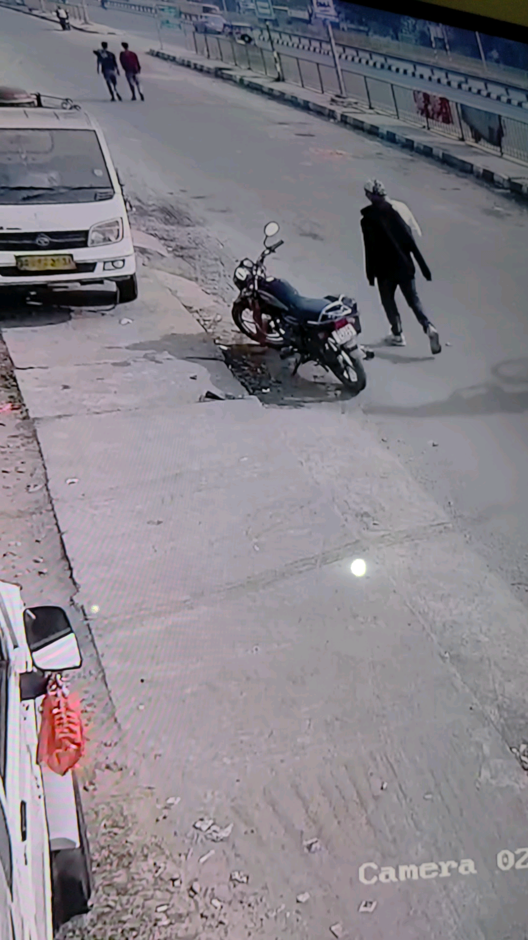 बेगूसराय  ,जिला-बेगूसराय (बिहार)
देवना चौक SBI बैंक के निकट मोटरसाइकिल चोरी करते हुए चोर का फोटो CCTV केमरा मे कैद हुए