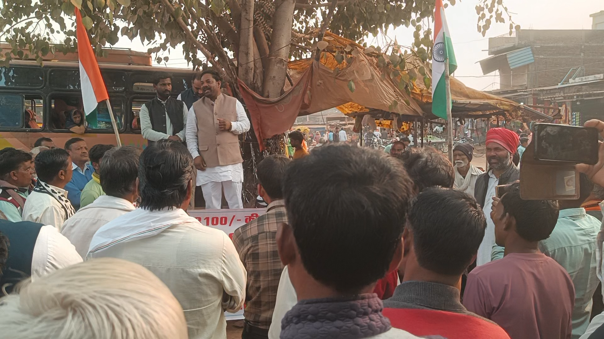#किसानों ने मोहाई से पैदल मार्च निकालकर बहोरीबंद सरकार के खिलाफ विरोध प्रदर्शन किया और 3100 धान गेहूं2700कब बिचेग सवाल.?