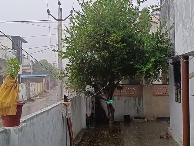 मालपुरा मालपुरा में बरसात का दौर शुरू गर्जनों के साथ बरसात शुरू हुई