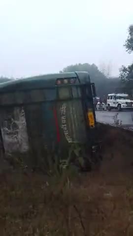 रही नदी के पास महालक्ष्मी बस रीवा से बागोर चलती थी वह पलट गई