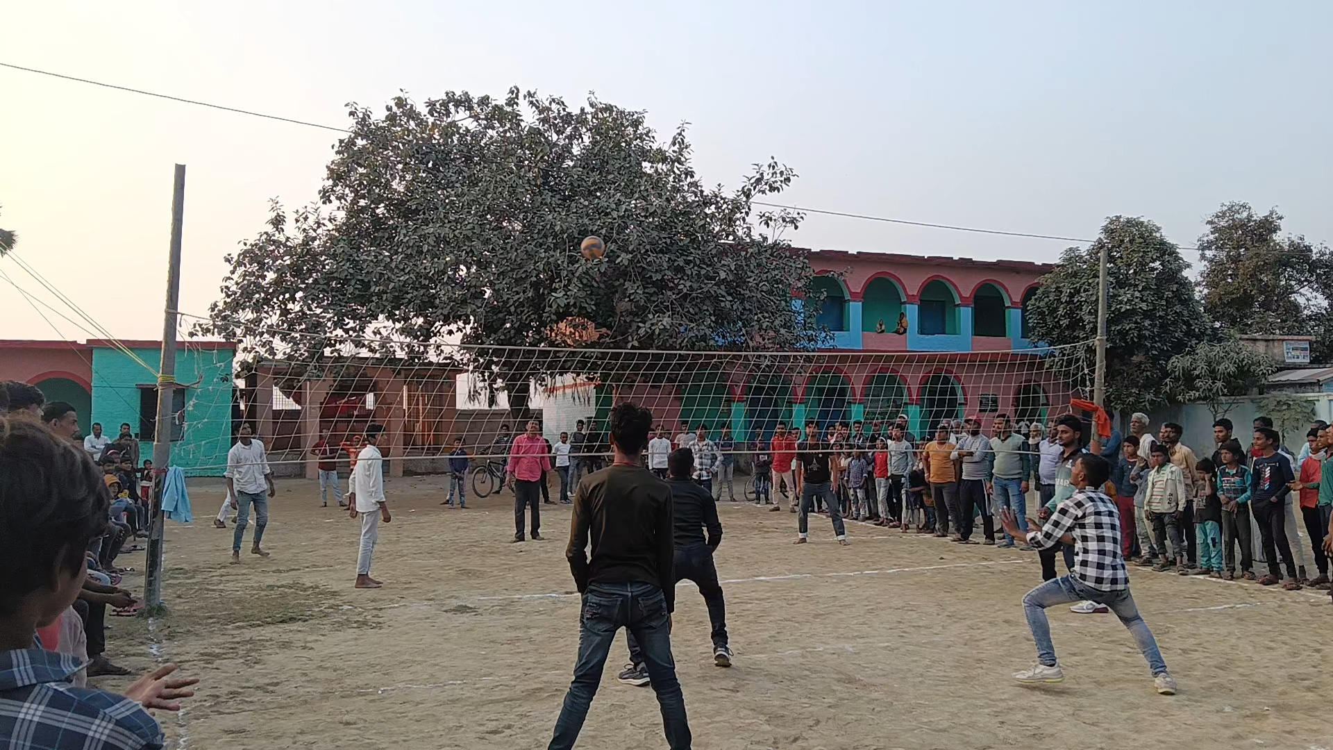 उत्क्रमित मध्य विद्यालय भोरहा बेलसंड में वॉलीबॉल टूर्नामेंट का आयोजन किया गया बढ़-चढ़ कर खिलाड़ियों ने भाग लिया।