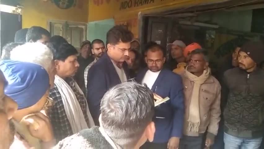 जिला कृषि पदाधिकारी एवं अनुमंडल कृषि पदाधिकारी ने किसानों के बीच उचित दाम में यूरिया वितरण करवाया।।