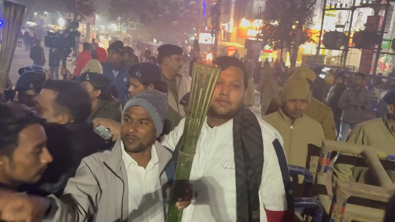 बीते कल हमलोग बिहार प्रदेश युवा कांग्रेस के साथियों ने 70वीं #BPSC के अभ्यर्थियों पर हुए बर्बरतापूर्ण लाठी चार्ज के विरोध में एवं BPSC ReExam की मांग को लेकर पटना में मशाल जुलूस…..