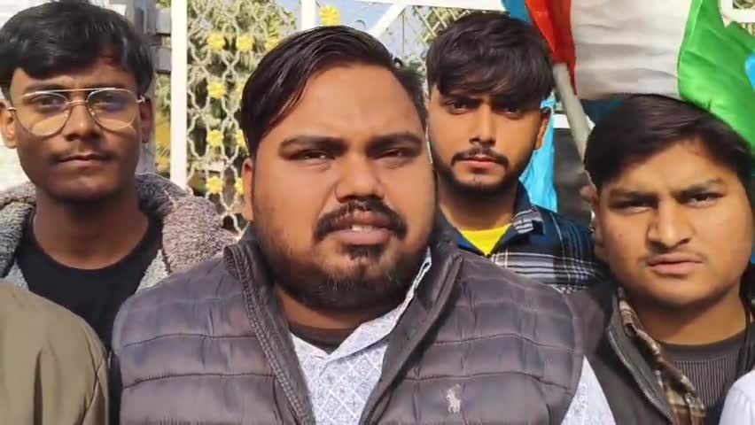 #परीक्षा सेंटर बदलने को लेकर छात्र नेताओं ने एसएनएस कॉलेज परिसर में दिया धरना