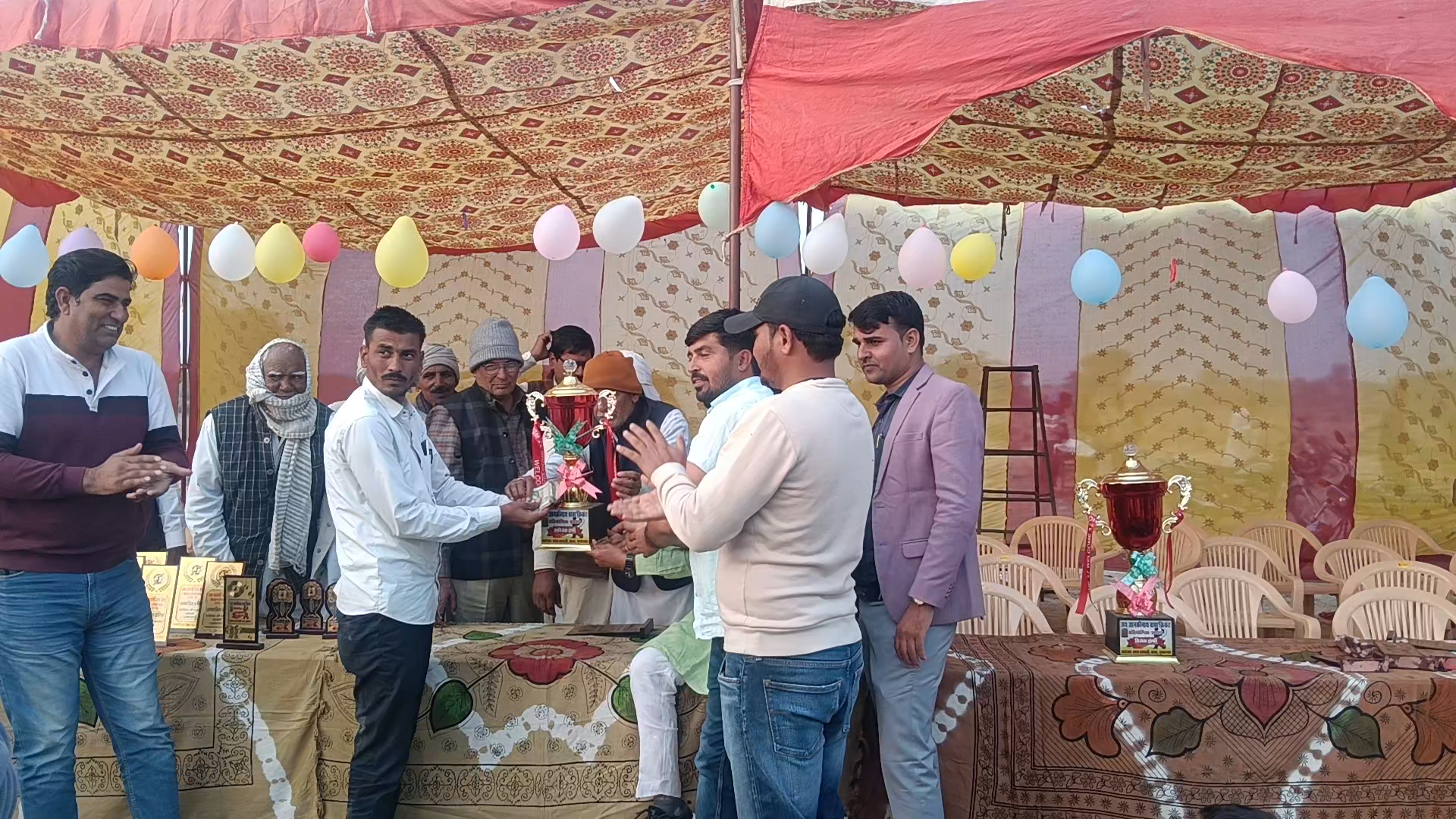 लूणकरनसर के गांव भादवा में आयोजित क्रिकेट प्रतियोगिता के फाइनल मुकाबले में विजेता कालासर व उपविजेता कतरियासर की टीम रही।