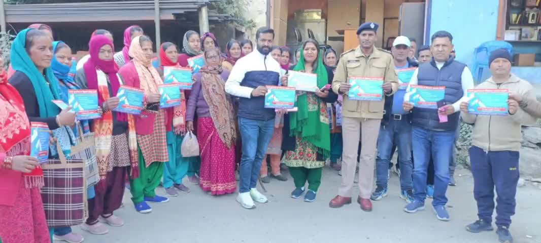 देवाल: थाना थराली ने देवाल तिराहा में आमजन के लिए साइबर अपराध और महिला संबंधी अपराधों पर जन जागरूकता कार्यक्रम का आयोजन किया