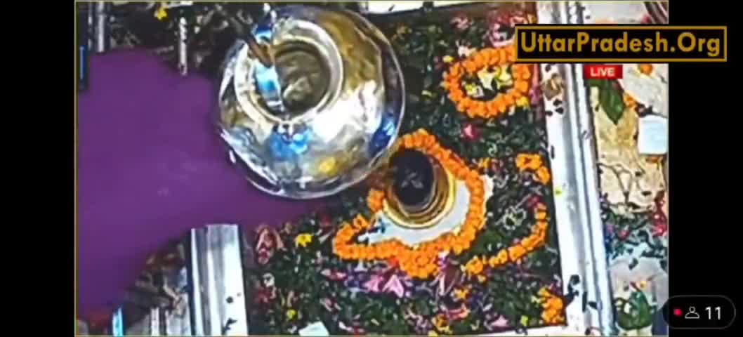#वाराणसी के श्री काशी विश्वनाथ मंदिर के गर्भगृह में स्पर्श दर्शन के दौरान एक महिला श्रद्धालु डिसबैलेंस होकर गिर गई।