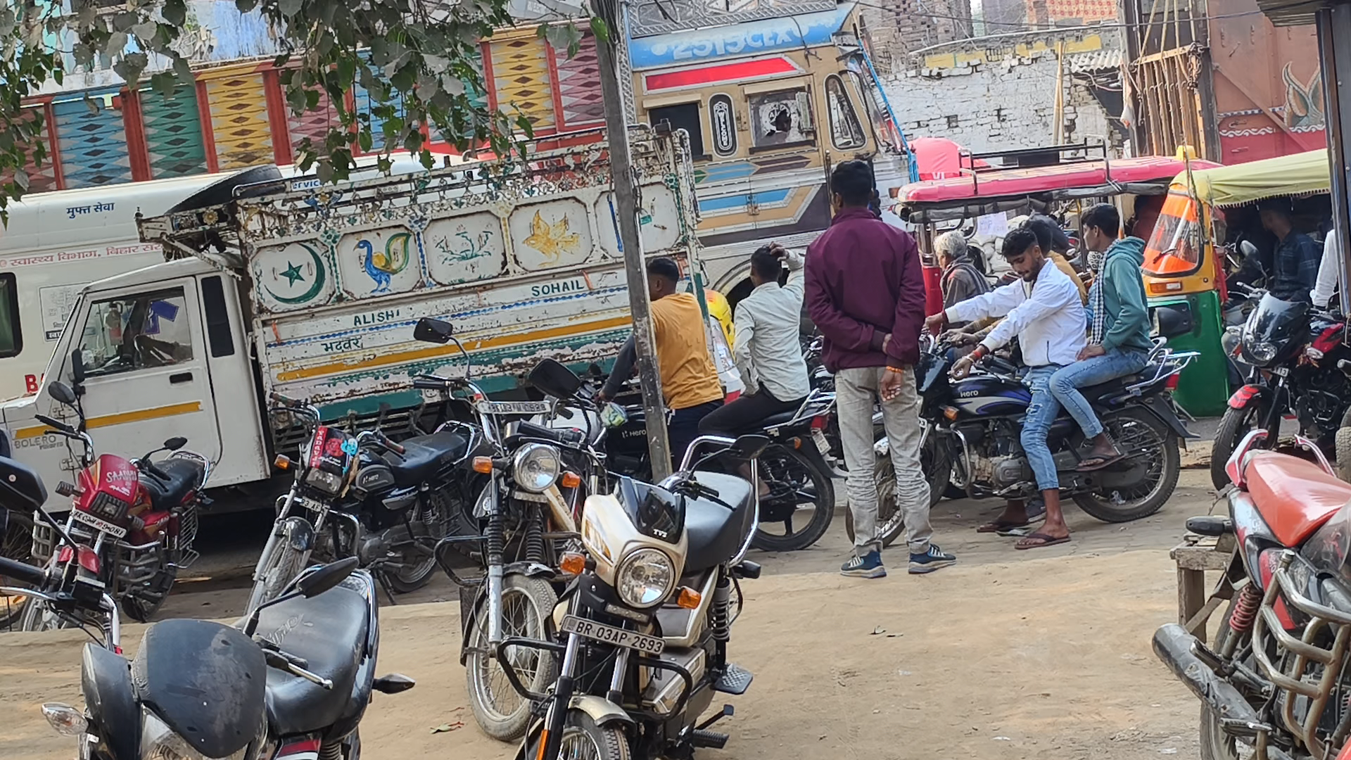 चांदी चौक पर जाम की स्तिथि एंबुलेंस फंसा रहता है तो आम आदमी को कितनी परेशानी होती होगी